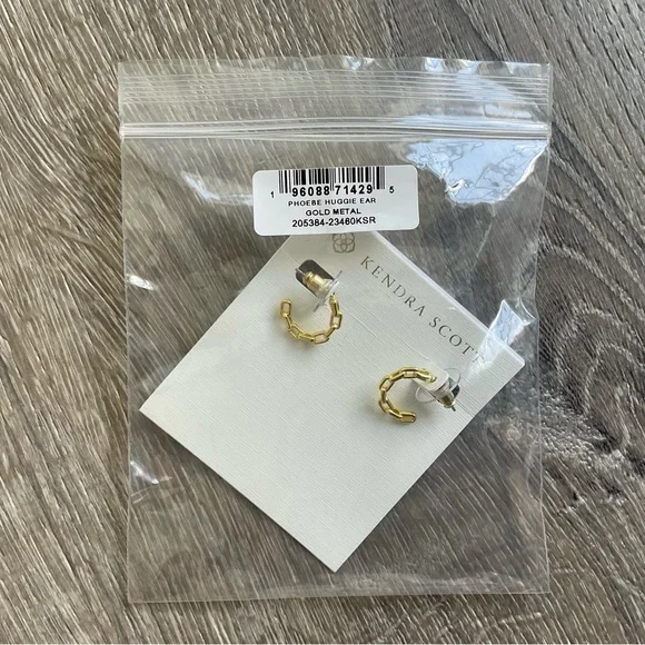 💛 KENDRA SCOTT Phoebe Huggie Earrings in Gold - Picture 6 of 7